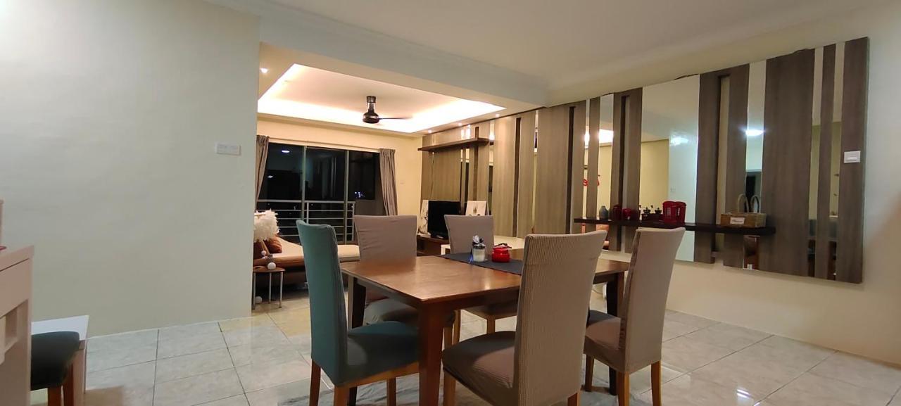 Gold Coast International Resort Kampong Bukit Beruang Esterno foto